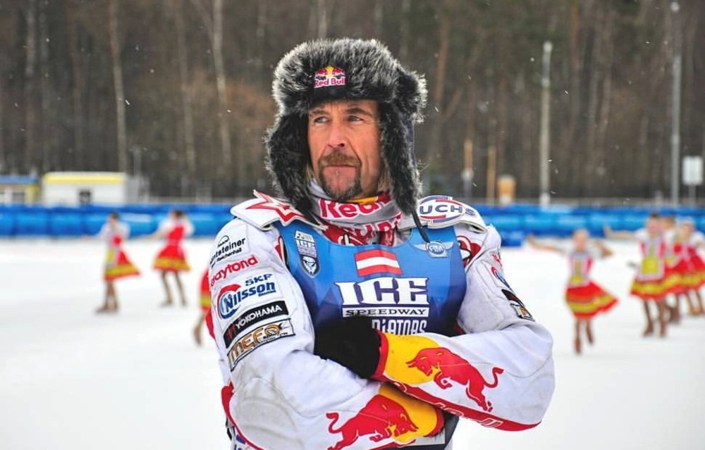 Судьи исключили Франца Цорна на этапе FIM Ice Speedway Gladiators. Они признали его вину в столкновении с немецким мотогонщиком Судьи исключили Франца Цорна на этапе FIM Ice Speedway Gladiators. Они признали его вину в столкновении с немецким мотогонщиком